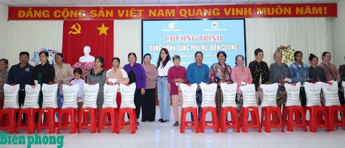 Ban tổ chức trao tặng quà cho phụ nữ thuộc diện hộ nghèo, cận nghèo và có hoàn cảnh khó khăn. Ảnh: Đan Thư