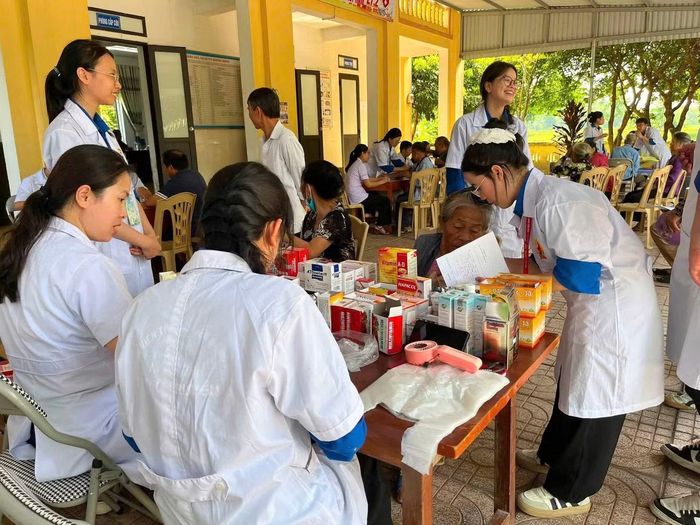 Bên cạnh các công trình thanh niên, đội sinh viên tình nguyện đồng hương Nghệ Tĩnh tại Học viện Y Dược học cổ truyền Việt Nam đã tổ chức chương trình khám bệnh, tư vấn sức khỏe và cấp phát thuốc miễn phí cho người dân có hoàn cảnh khó khăn trên địa bàn, góp phần chăm sóc sức khỏe cộng đồng và lan tỏa tinh thần nhân ái của tuổi trẻ.