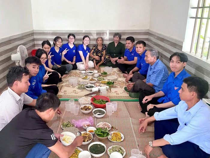 Bên cạnh các công trình thanh niên, các đội hình tình nguyện đã trao gần 150 suất quà cho thanh thiếu nhi và các gia đình có hoàn cảnh khó khăn; tổ chức 12 "Bữa cơm tri ân" dành tặng người có công với cách mạng và cựu thanh niên xung phong. Tổng giá trị các hoạt động an sinh đạt hơn 200 triệu đồng.