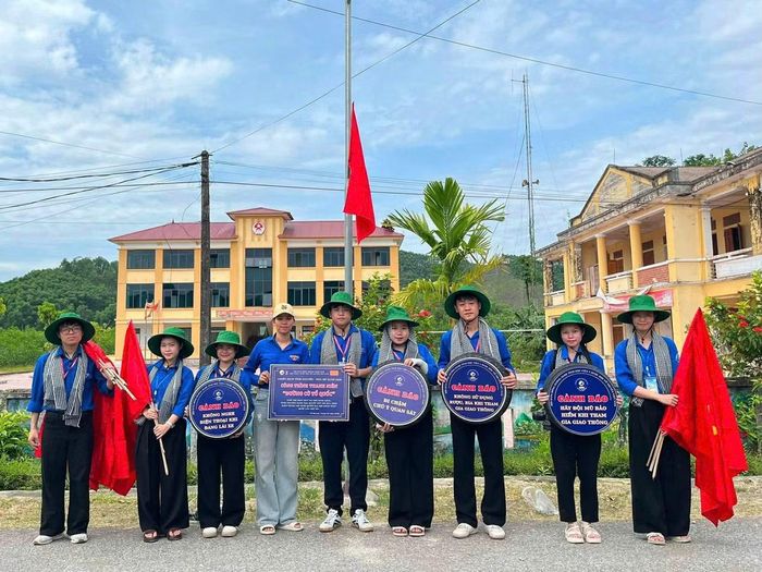  Các hoạt động nằm trong khuôn khổ Chiến dịch Thanh niên tình nguyện hè và Đề án đồng hành cùng thanh thiếu nhi vùng biên, được Ban Thường vụ Tỉnh Đoàn Hà Tĩnh chỉ đạo, điều phối. Không chỉ góp sức xây dựng nông thôn mới, chăm lo an sinh xã hội, các đội hình tình nguyện còn mang đến những giá trị thiết thực cho cộng đồng, để lại nhiều dấu ấn đẹp trong lòng người dân. 