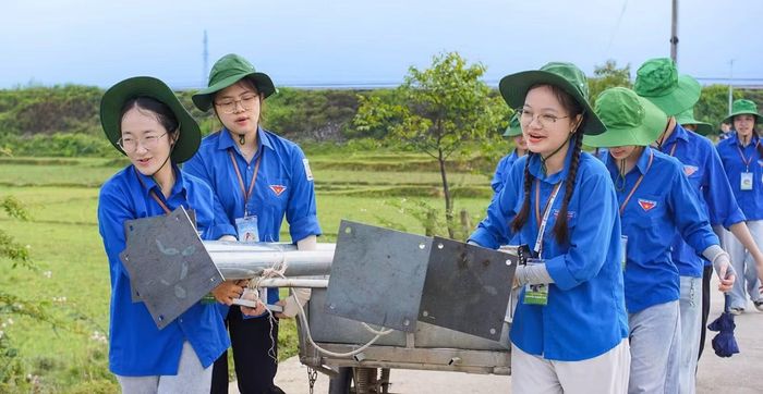 Các đội hình "Mùa hè Xanh" triển khai nhiều công trình thanh niên như đường điện "Thắp sáng làng quê", đèn thắp sáng tri ân, đường cờ thanh niên và "Tủ sách cho em" tại nhiều địa phương trên địa bàn Hà Tĩnh.