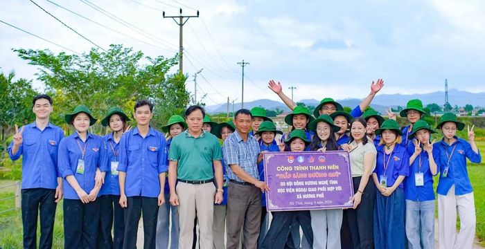  Tiếp nối hành trình của Chiến dịch "Mùa hè Xanh" 2026, sinh viên Hội đồng hương Nghệ Tĩnh tại Học viện Ngoại giao đã phối hợp với Đoàn xã Hương Phố triển khai công trình thanh niên "Thắp sáng đường quê", góp phần mang ánh sáng đến những tuyến đường nông thôn và lan tỏa tinh thần tình nguyện vì cộng đồng. 