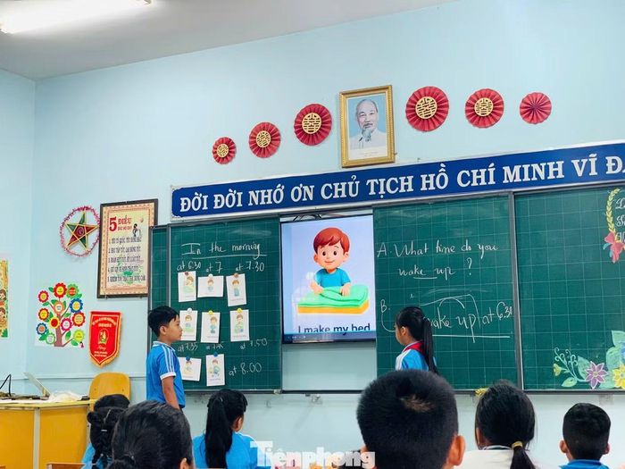Lớp học chú trọng phát triển phản xạ tự nhiên, khuyến khích các em tự tin phát âm, giao tiếp và chia sẻ về các thói quen sinh hoạt hằng ngày của mình.