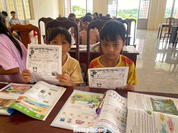 Lớp học được duy trì 2 buổi mỗi tuần, vào chiều thứ Tư và chiều thứ Bảy. Chương trình tập trung ôn luyện hai môn Toán và Tiếng Việt cho các nhóm học sinh lớp 1, 2, 3.