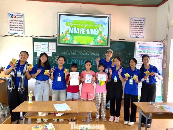  Tại các Trường THCS trên địa bàn xã Buôn Đôn, tỉnh Đắk Lắk, các chiến sĩ tình nguyện của Trường Đại học Y Dược Buôn Ma Thuột và CLB Sinh viên 5 Tốt tỉnh Đắk Lắk tổ chức lớp học hè “Tiếng Anh vui nhộn” dành cho các em thiếu nhi. 
