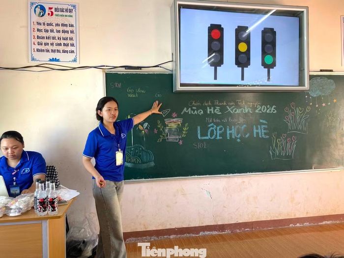 Lớp học giúp các em nâng cao năng lực ngoại ngữ qua các buổi luyện giao tiếp và trò chơi tư duy sôi nổi. Học sinh ngày càng tự tin hơn trong việc sử dụng tiếng Anh, mạnh dạn giao tiếp và tích cực tương tác cùng thầy cô, anh chị tình nguyện.