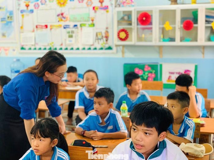  Sự chỉ dạy tận tình của "thầy, cô áo xanh" đã xóa tan sự rụt rè ban đầu của học sinh, giúp các em yêu thích môn học này. Theo chia sẻ của em Y Hiêng (10 tuổi), lúc đầu em còn bỡ ngỡ, nhưng nhờ cách dạy dễ hiểu của các anh chị, em đã tiến bộ hơn rất nhiều. 