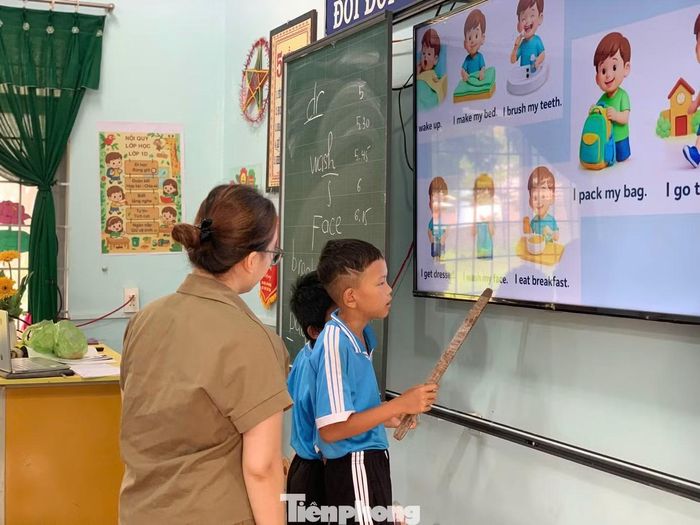  Tình nguyện viên chú trọng phương pháp giao tiếp, đối thoại với học sinh để rèn luyện cách phát âm chuẩn các từ mới. Những bài hát tiếng Anh vui nhộn giúp các em thích thú và dễ dàng tiếp thu bài học. 