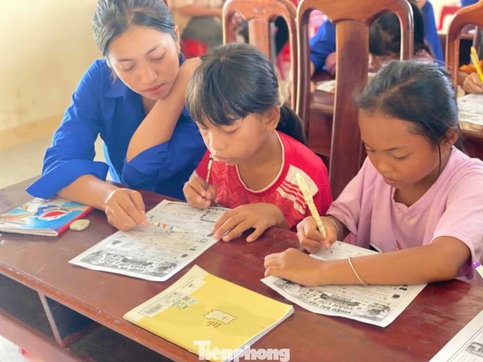  Trong mỗi buổi học, đoàn viên, thanh niên không chỉ trực tiếp giảng dạy mà còn tận tình hướng dẫn, kèm cặp từng em theo khả năng tiếp thu. Qua đó, tạo điều kiện để các em được củng cố kiến thức, hạn chế tình trạng quên bài sau kỳ nghỉ hè. 