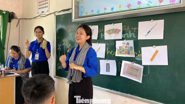 Học sinh được tiếp cận tiếng Anh thông qua nhiều phương pháp trực quan sinh động như trò chơi tương tác, bài hát và các hoạt động vẽ tranh tô màu.