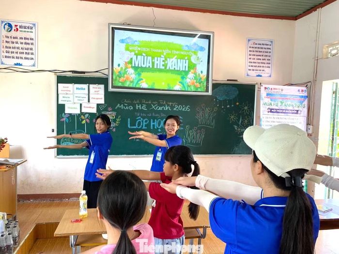 Các em được tham gia những bài học tiếng Anh với nội dung gần gũi, kết hợp trò chơi, hoạt động nhóm và giao tiếp thực hành. Lớp học mang đến những kiến thức bổ ích, truyền tải niềm yêu thích, đam mê học tiếng Anh.