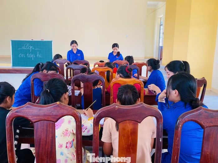  Nhằm chia sẻ gánh nặng cho các gia đình có hoàn cảnh khó khăn, Chi đoàn Buôn Ko Đung (xã Ea Nuôl) còn tổ chức lớp ôn tập hè miễn phí cho khoảng 36 em học sinh có hoàn cảnh khó khăn trên địa bàn buôn. 