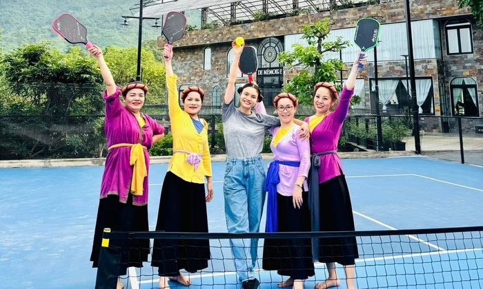 Sân pickleball trong khuôn viên nhà vườn.
