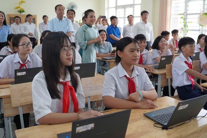 Học sinh Trường THCS Lê Hồng Phong vui mừng khi được học ở phòng học số.