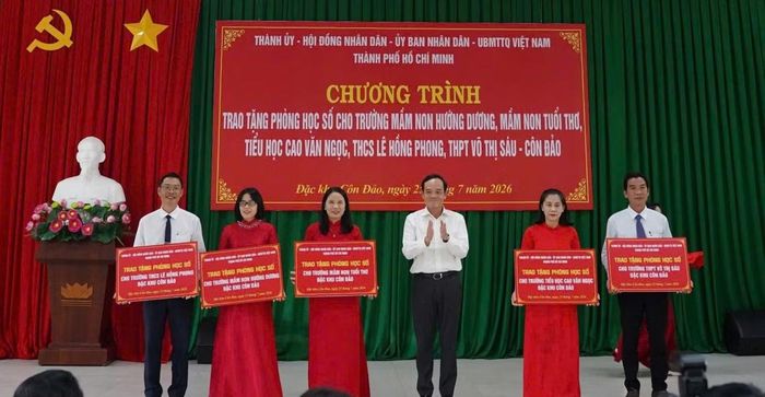 Ông Trần Lưu Quang - Ủy viên Bộ Chính trị, Bí thư Thành ủy, Trưởng đoàn Đại biểu Quốc hội TPHCM (giữa) trao tặng phòng học số cho các trường tại đặc khu Côn Đảo