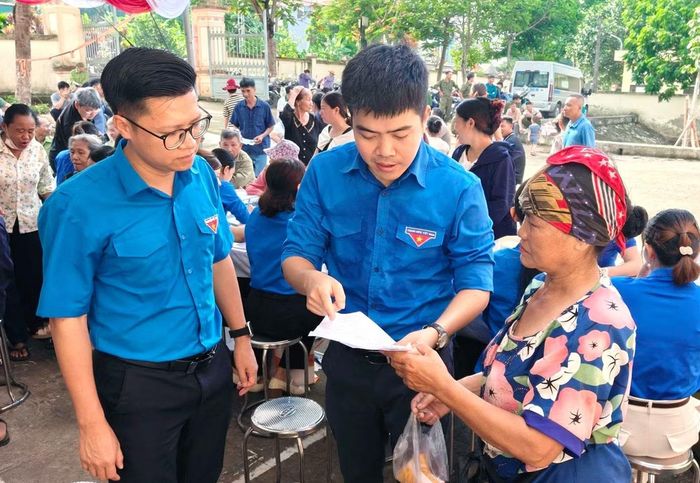  Tuổi trẻ Ninh Bình tham gia chăm sóc sức khỏe cộng đồng. 