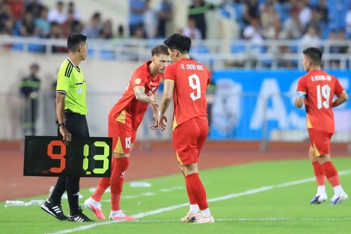 HLV Kim Sang-sik rút Đình Bắc rời sân thay bằng Nguyễn Tài Lộc