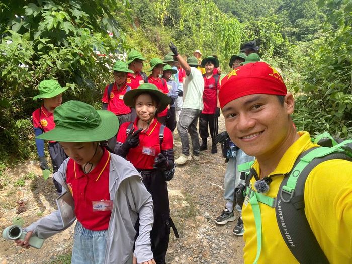 Bí thư chi bộ thôn Ruộng giới thiệu với du khách về vẻ đẹp của quê hương.