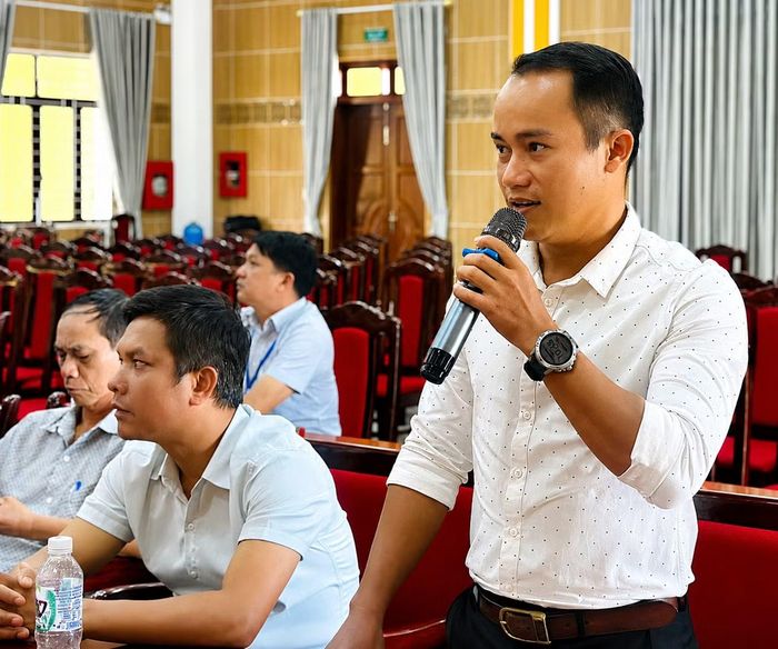 Bí thư chi bộ Hoàng Đức Trường Sinh phát biểu tại cuộc họp HĐND xã Khe Sanh.