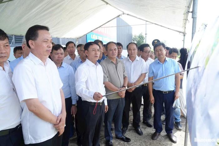 Phó Bí thư Thường trực Thành ủy Hà Nội Nguyễn Trọng Đông nhấn mạnh các dự án có ý nghĩa quan trọng đối với phát triển công nghiệp và tăng trưởng của thành phố. Ảnh: Phạm Hùng