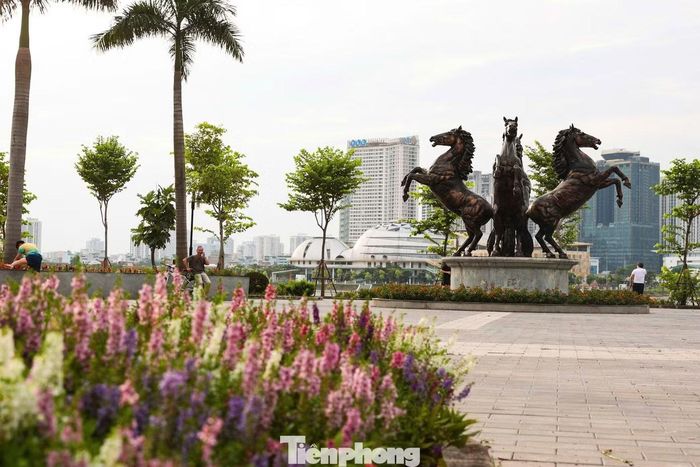Công viên có diện tích gần 27,8ha, trong đó hồ điều hòa rộng khoảng 19ha.