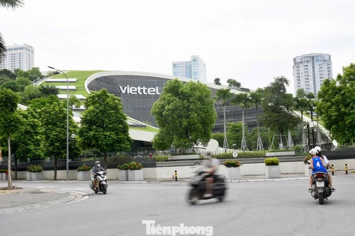 Tuyến phố đi qua Bộ Nội vụ, Hội Liên hiệp Phụ nữ Hà Nội, Trụ sở Tập đoàn Viettel, Trạm Y tế phường.