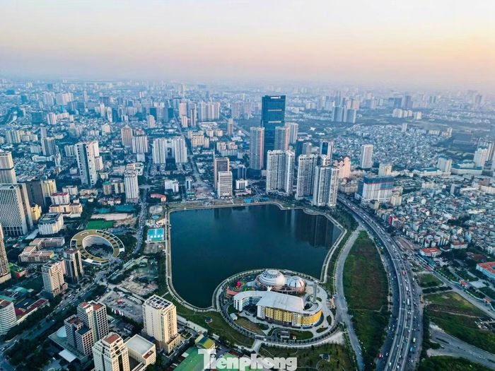 Đặc biệt, Cung thiếu Nhi Hà Nội - công trình có thiết kế kiến trúc hiện đại, gần gũi với thiên nhiên, sử dụng nhiều thiết bị tự động thông minh để vận hành, bao gồm các hạng mục như: Nhà hát 800 chỗ; rạp chiếu phim 200 chỗ; nhà thi đấu 500 chỗ; bể bơi 10 làn; nhà học và thư viện, tháp thiên văn..