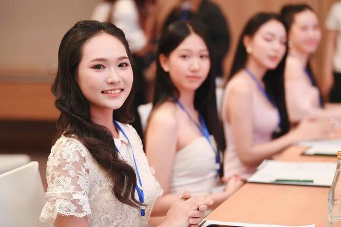 Nhiều cô gái lựa chọn phong cách trang điểm nhẹ, tôn vẻ đẹp tự nhiên.