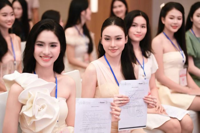 Ban tổ chức hướng dẫn các thí sinh hoàn thiện hồ sơ trước khi bước vào các phần thi nhân trắc học và phỏng vấn kín.