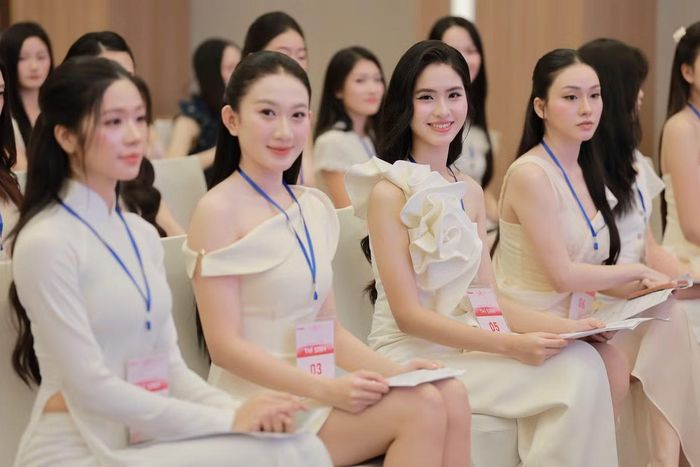 Nụ cười rạng rỡ của các cô gái trước giờ bước vào vòng Sơ khảo.