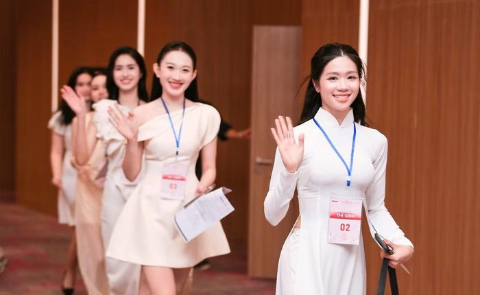 Dù không giấu được sự hồi hộp, nhiều cô gái vẫn tự tin khoe nhan sắc tươi tắn trước ống kính, sẵn sàng bước vào hành trình chinh phục vương miện.