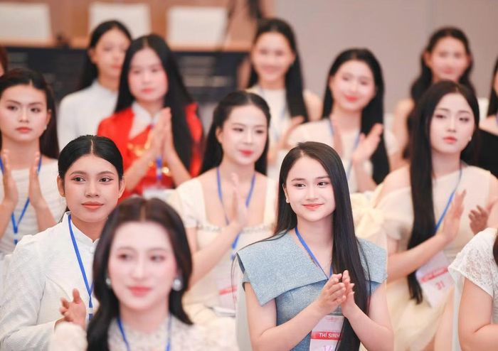 Phát biểu tại lễ khai mạc, nhà báo Phùng Công Sưởng - Tổng Biên tập Báo Tiền Phong, Trưởng Ban tổ chức Hoa hậu Việt Nam 2026 - khẳng định cuộc thi tiếp tục kiên định với bốn giá trị cốt lõi: Nhan sắc - Văn hóa - Trí tuệ - Cống hiến, đồng thời đề cao vẻ đẹp tự nhiên, bản sắc riêng và khát vọng cống hiến của mỗi thí sinh.