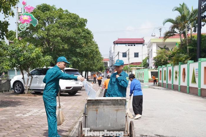 Các lực lượng tham gia trồng cây, trồng hoa và xây dựng các tuyến đường sáng, xanh, sạch, đẹp, an toàn...