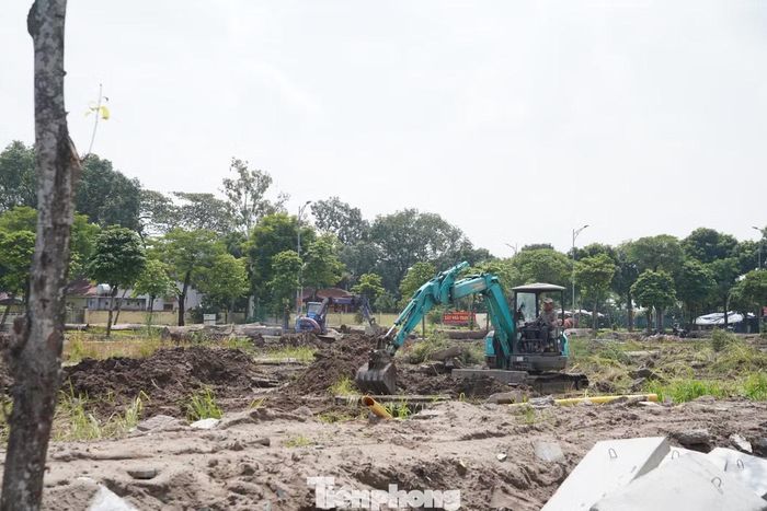 Lãnh đạo UBND xã Thư Lâm cho biết, xã đã cấp hơn 300 "sổ đỏ" cho người dân phải di dời phục vụ 2 cầu vượt sông Hồng. Người dân được cấp "sổ đỏ" tái định cư ở Thư Lâm thuộc các phường hai bên cầu gồm phường Hồng Hà và phường Bồ Đề.