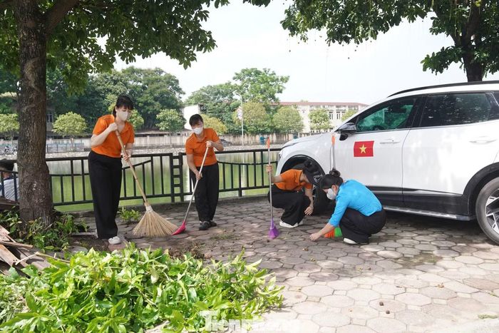 Các lực lượng tập trung chỉnh trang đường làng, ngõ xóm; xử lý những điểm tồn tại về rác thải, quảng cáo, rao vặt; khơi thông mương, rãnh thoát nước...