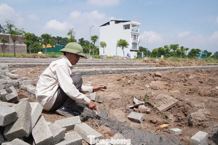 Hiện xã Thư Lâm đang thực hiện cải tạo khu vực, hạ tầng kỹ thuật điện nước tại các lô đất tái định cư để người dân về xây dựng nhà ở.