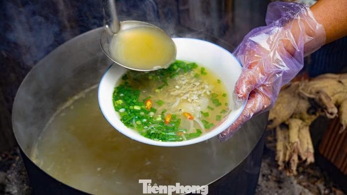 Từ nguyên liệu giản dị ấy, người dân Quảng Ngãi chế biến thành nhiều món như cháo don, don xào hay canh don. Nhưng nổi tiếng nhất vẫn là tô don ăn kèm bánh tráng nướng, hành và ớt cay.