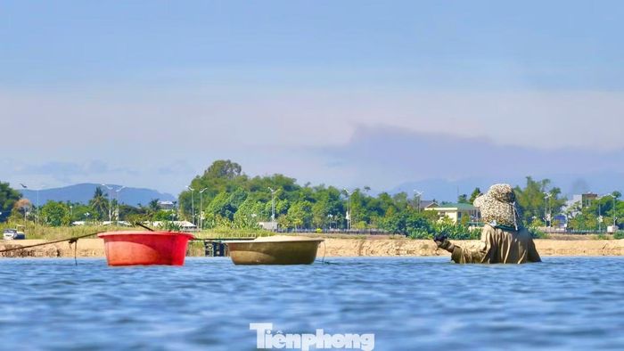 “Hiện nguồn lợi tự nhiên đang giảm dần. Người dân nơi đây chỉ mong dòng sông luôn sạch để don tiếp tục sinh trưởng, giúp nghề truyền thống không bị mai một. Đặc biệt để giữ món ngon lâu đời xứ Quảng”, ông Hảo nói.