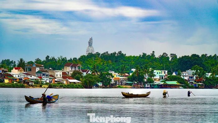 Don sống vùi sâu dưới lớp cát lòng sông nên người cào phải ngâm mình dưới nước liên tục từ 5-6 giờ/ngày. Mỗi bước giật lùi đều cần sức bền và kinh nghiệm để chiếc cào lướt đúng lớp cát nơi don sinh sống.