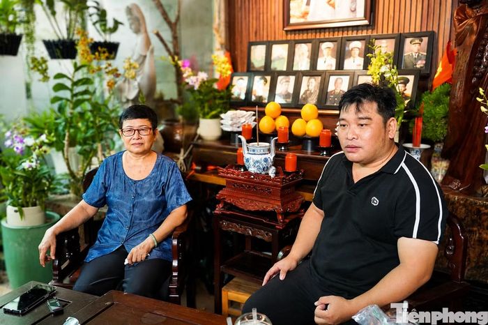 Bà Ngô Thị Ánh Tuyết cùng con trai Dương Minh Duy: 60 năm chưa từng dứt hành trình tìm cha, tìm ông. (Ảnh: Nguyễn Tiến)