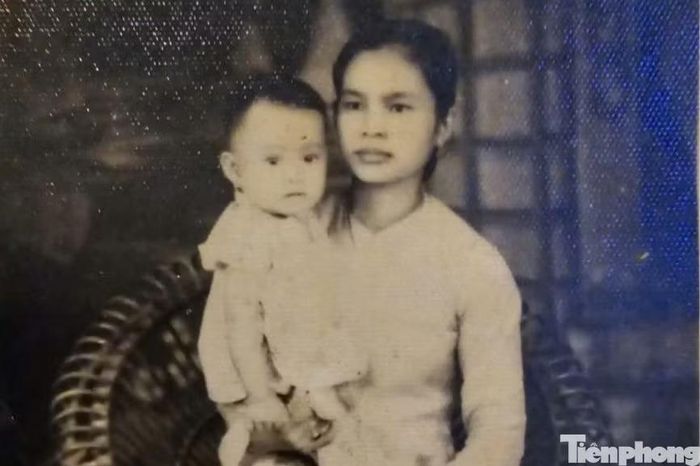 Tấm ảnh kỷ niệm ghi lại khoảnh khắc bà Ánh Tuyết được mẹ bế trên tay trước khi bà rời gia đình để tham gia cách mạng. (Ảnh: Nhân vật cung cấp)