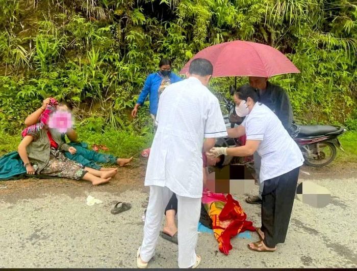 Sau khi sơ cứu ban đầu, cả 2 mẹ con sản phụ được đưa về Trạm Y tế xã để chăm sóc.