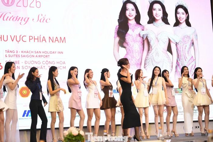 Sau giờ nghỉ trưa, giám khảo Ái Phương cùng dàn thí sinh khuấy động không khí vòng sơ khảo, vốn vừa tạm lắng xuống, bằng màn nhảy theo trend TikTok.