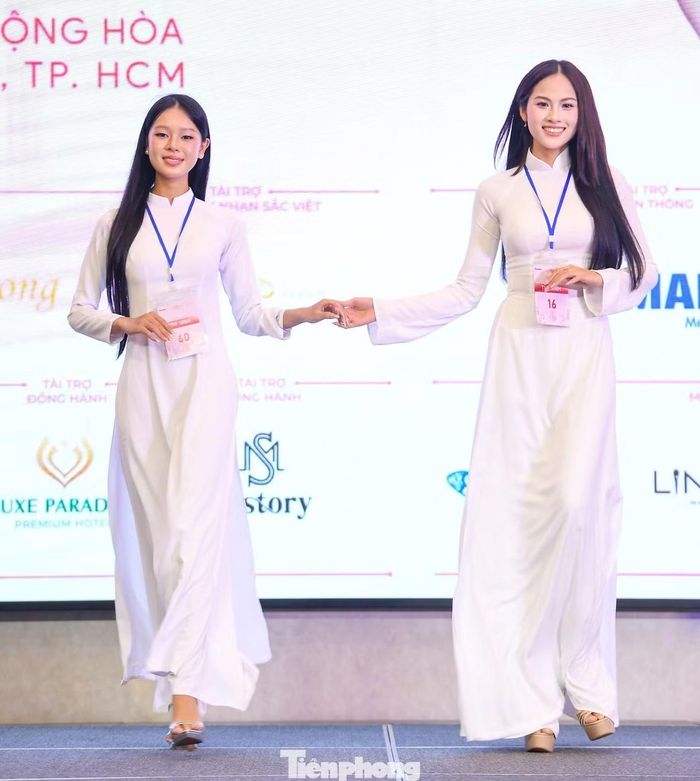Trong thời gian chờ đợi kết quả vòng sơ khảo, một cuộc thi catwalk nhỏ đã được diễn ra, dưới sự hướng dẫn của MC Mỹ Vân.