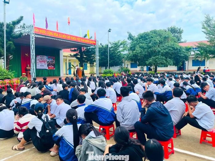 Học sinh tham gia chuyên đề về kỹ năng phòng, chống ma túy trong học đường.
