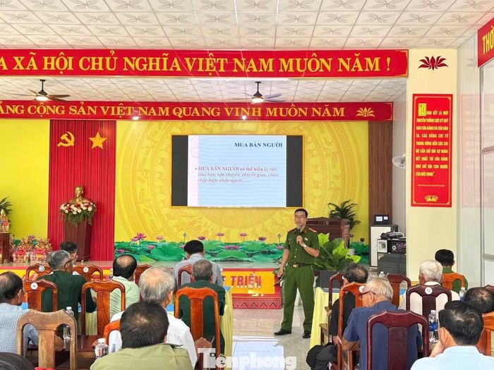 Cán bộ tuyên truyền đến người dân để phòng ngừa tội phạm mua bán người.