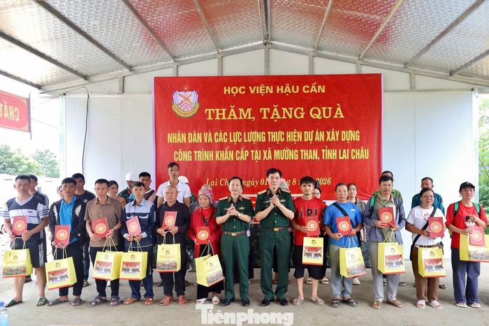 Lãnh đạo Học viện Hậu cần trao quà tặng 24 hộ gia đình bị thiệt hại do thiên tai tại khu tái định cư bản Sân Bay.
