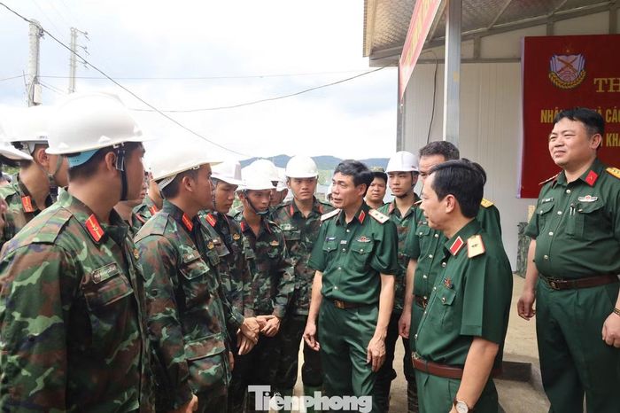Lãnh đạo Học viện Hậu cần trao đổi với cán bộ, chiến sĩ đang thực hiện nhiệm vụ thi công tại bản Sân Bay, xã Mường Than, tỉnh Lai Châu.