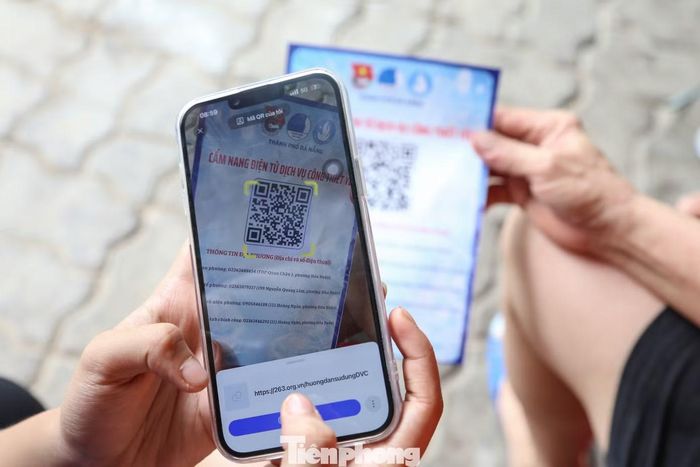 Đồng thời, tờ rơi còn tích hợp thông tin liên hệ của các cơ quan, đơn vị và đầu mối hỗ trợ tại địa phương như: Công an xã, phường; cán bộ địa chính - xây dựng; bộ phận tiếp nhận và trả kết quả; tổ chuyển đổi số cộng đồng; Đoàn Thanh niên địa phương..., tạo điều kiện để người dân dễ dàng tra cứu thông tin, liên hệ và giải quyết công việc khi có nhu cầu.
