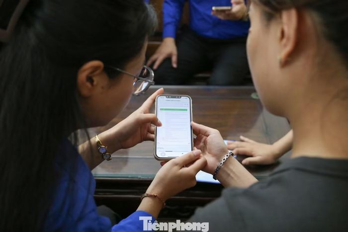 Thành Đoàn đã xây dựng và ban hành thống nhất bộ tờ rơi tuyên truyền tích hợp mã QR trung tâm, kết nối đến các nền tảng số, cổng thông tin và biểu mẫu điện tử phục vụ người dân thực hiện các thủ tục hành chính phổ biến.